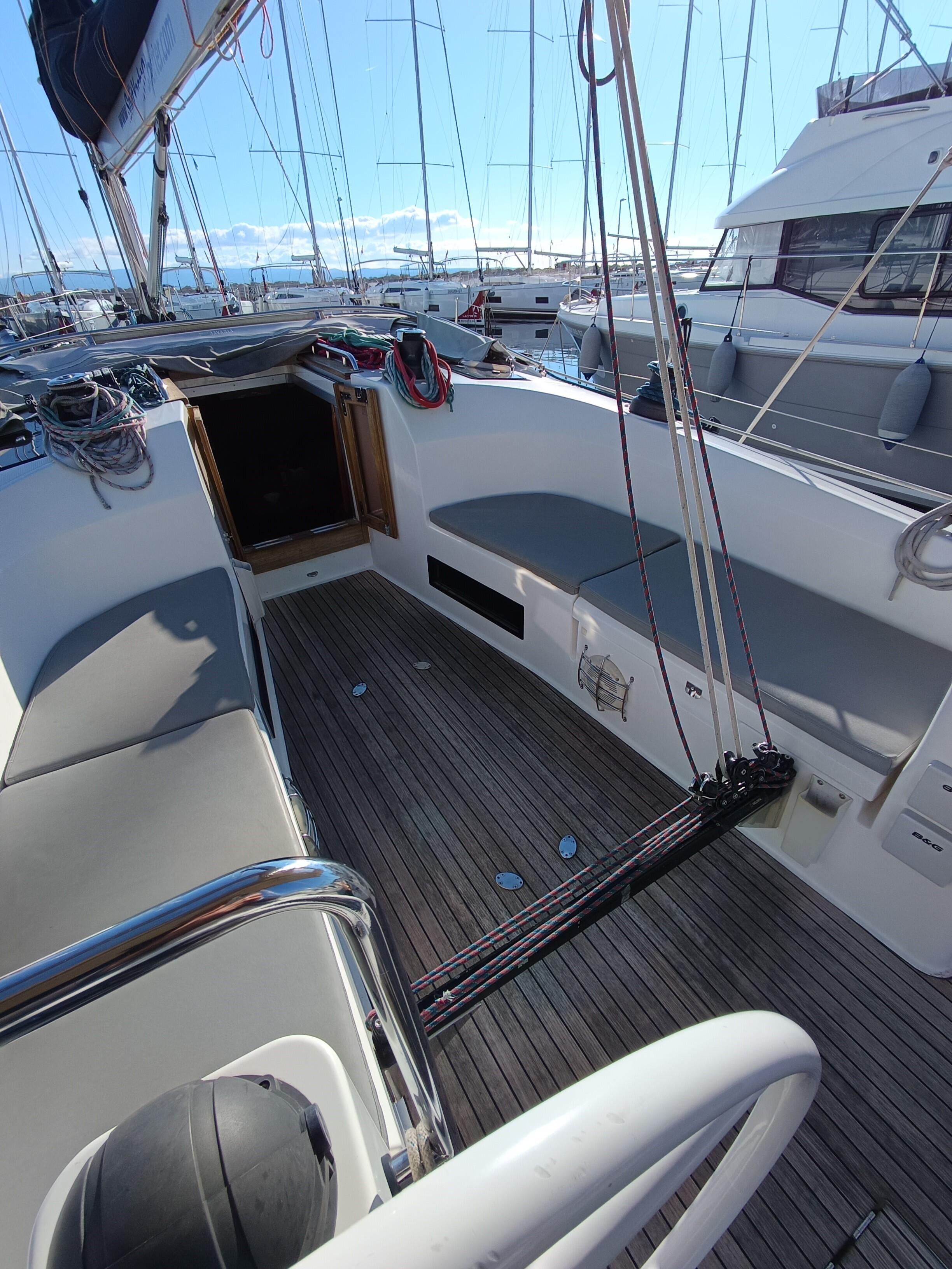 Sailing yacht 