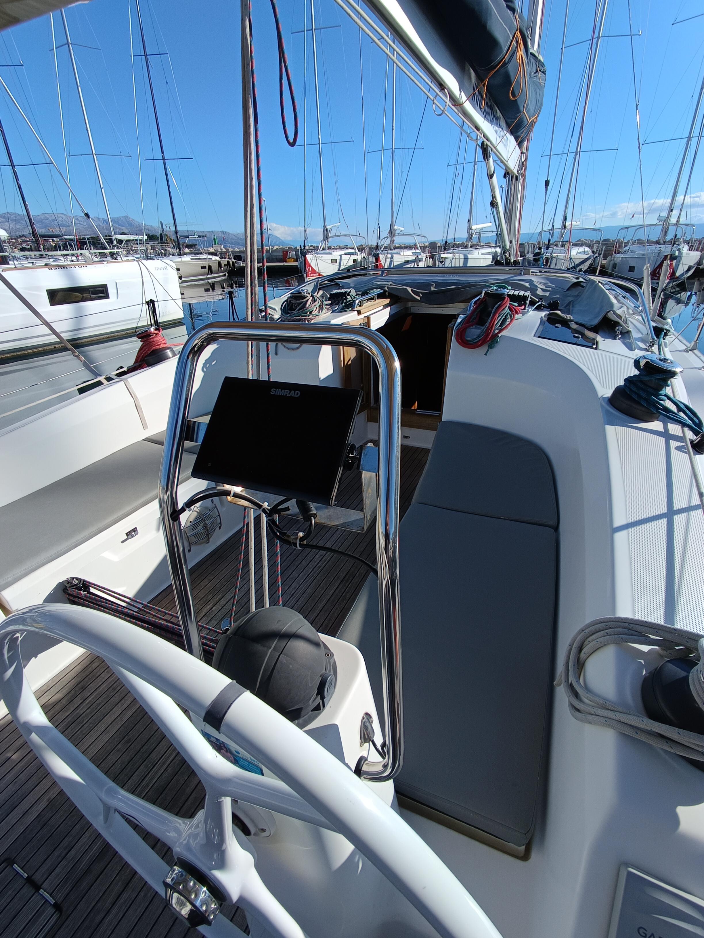Sailing yacht 