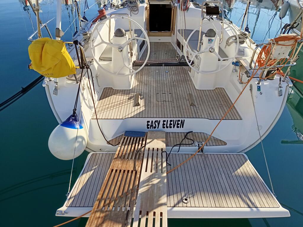Sailing yacht 