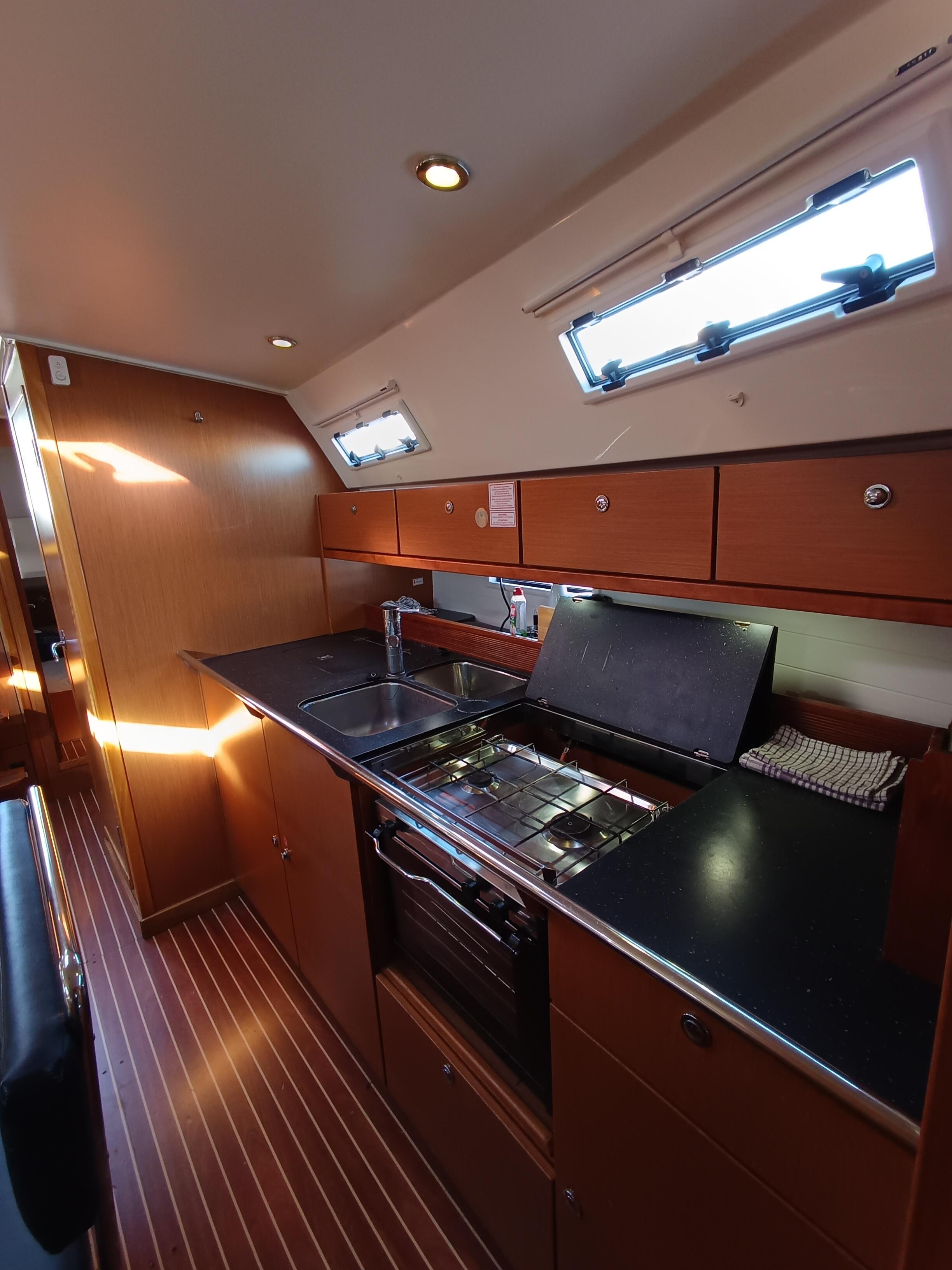 Sailing yacht 