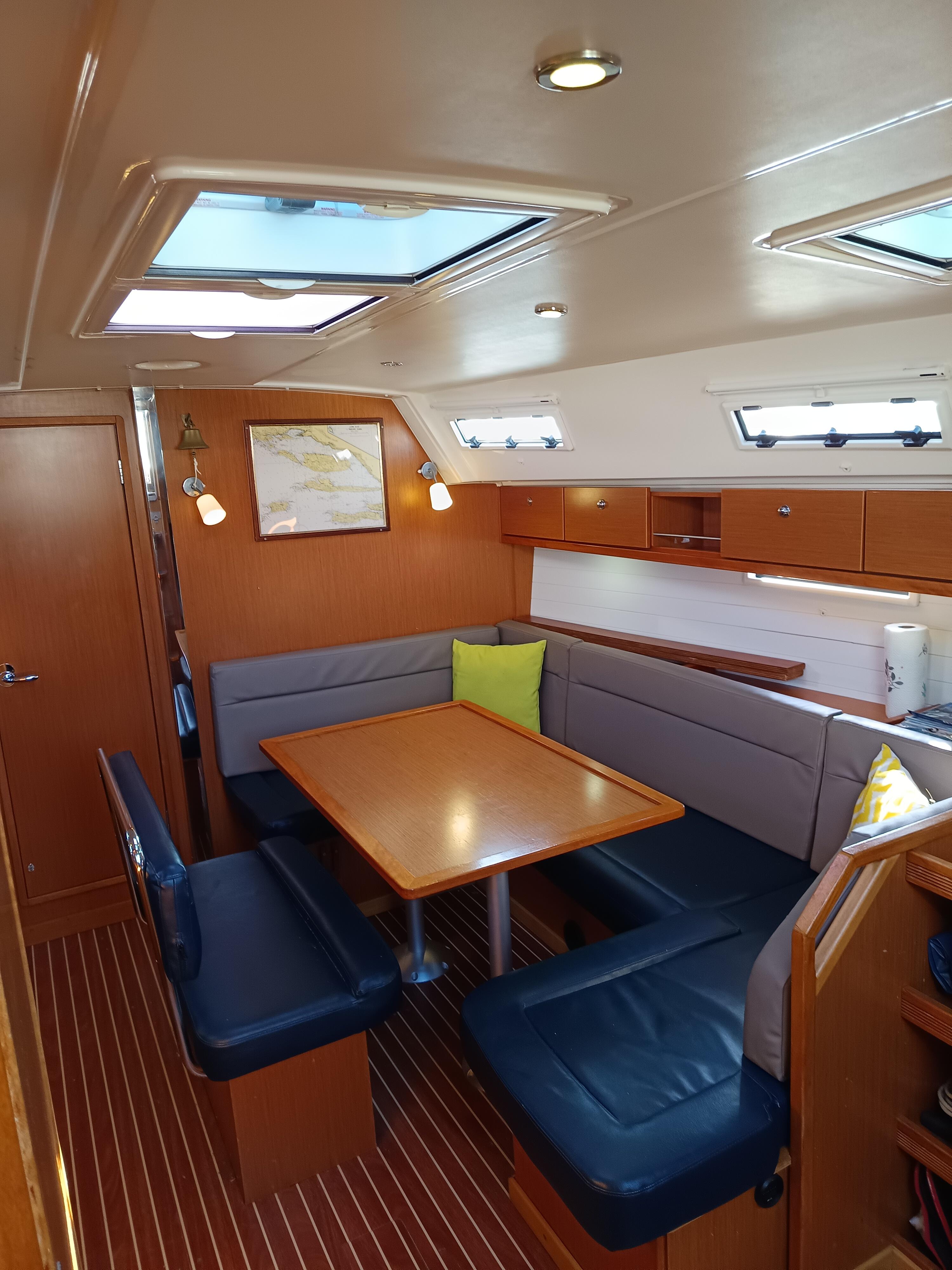 Sailing yacht 