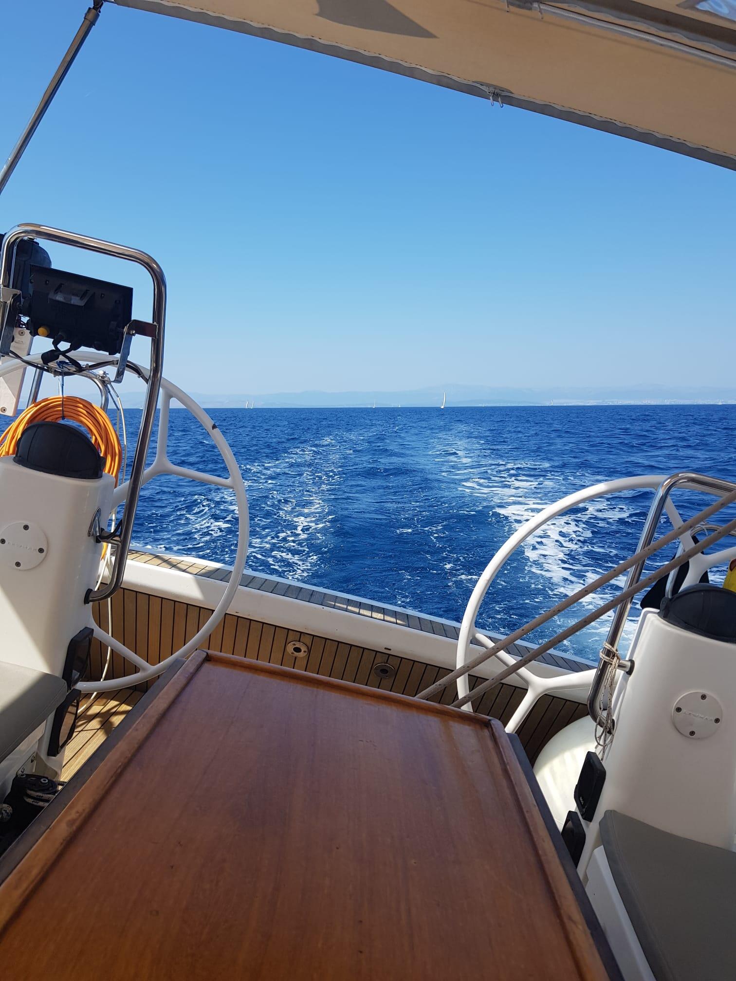 Sailing yacht 