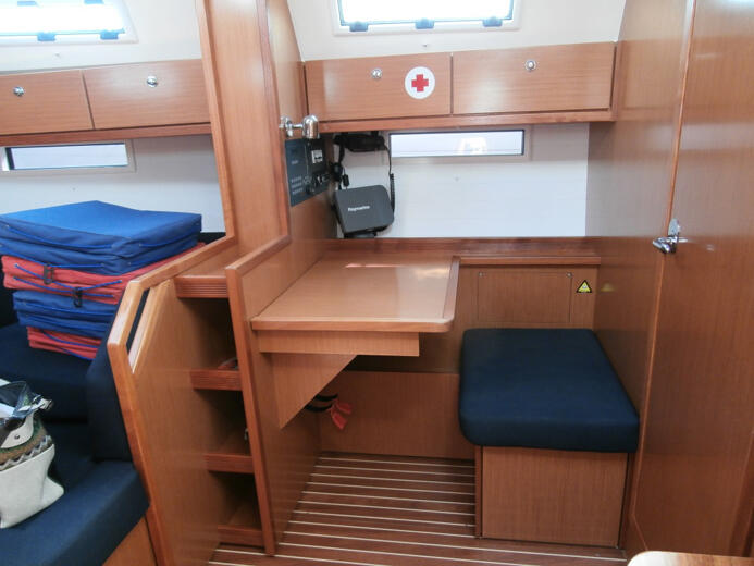 Sailing yacht 