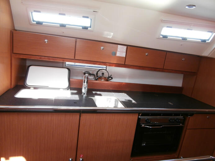 Sailing yacht 
