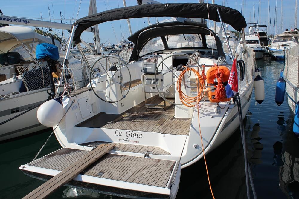 Sailing yacht 