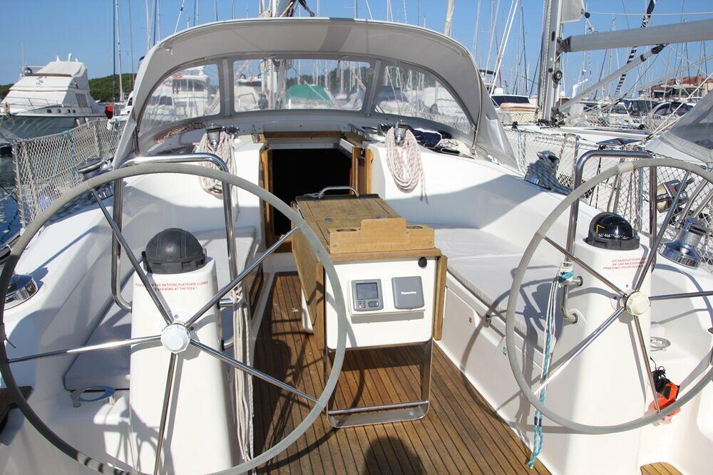 Sailing yacht 