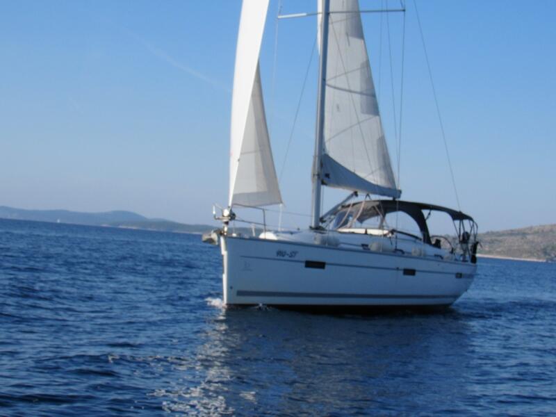 Sailing yacht 