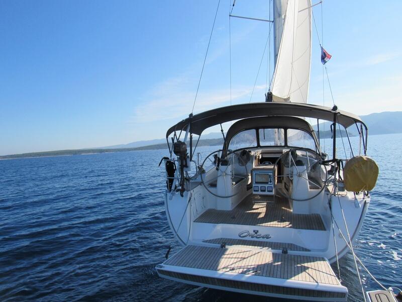 Sailing yacht 