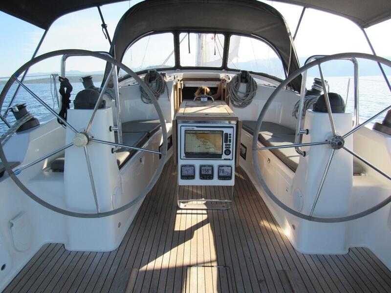 Sailing yacht 