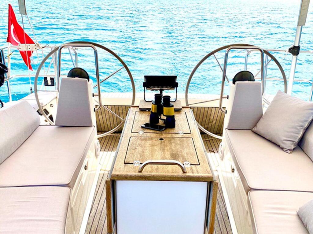 Sailing yacht 