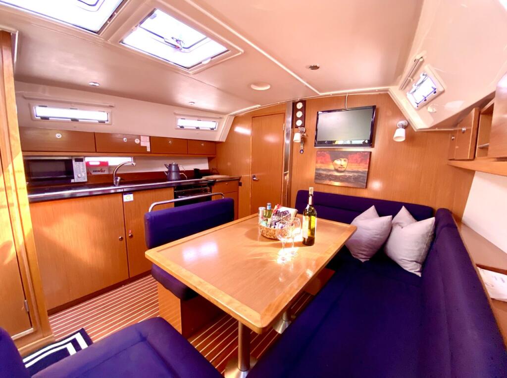 Sailing yacht 