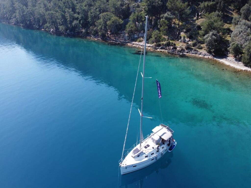 Sailing yacht 