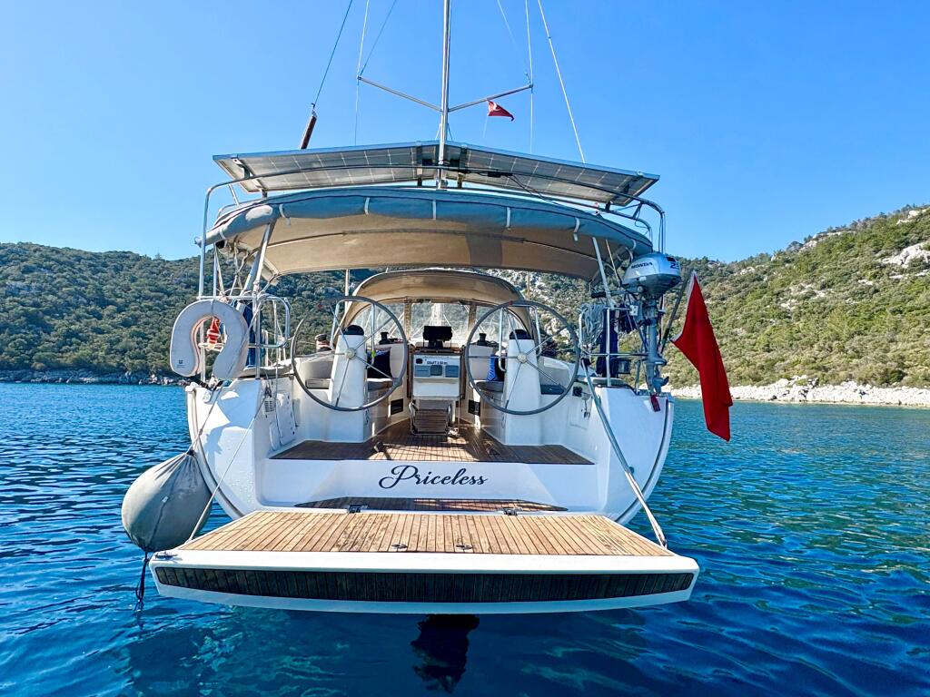 Sailing yacht 