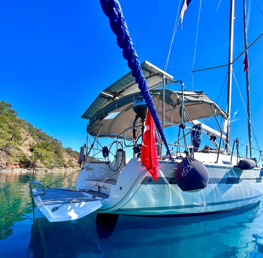 Sailing yacht 