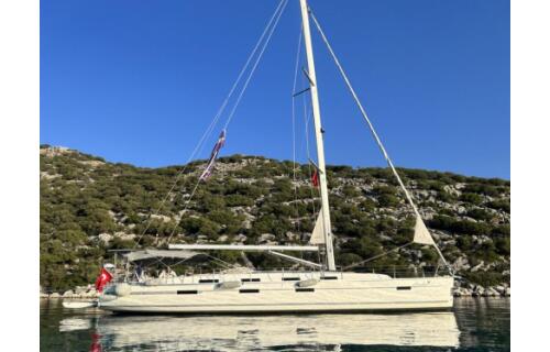 Sailing yacht 