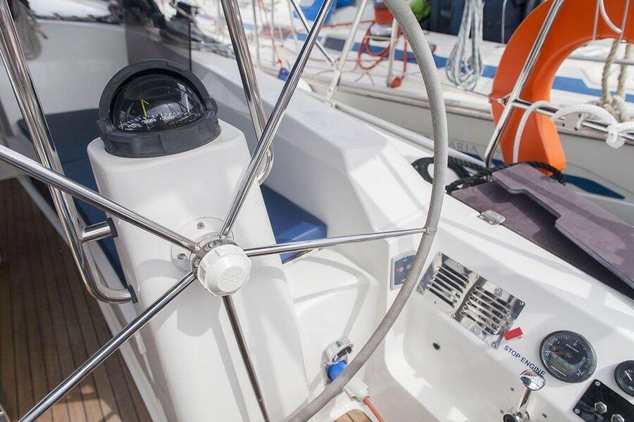 Sailing yacht 
