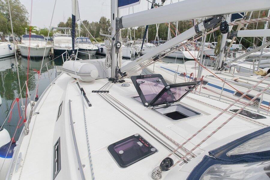Sailing yacht 