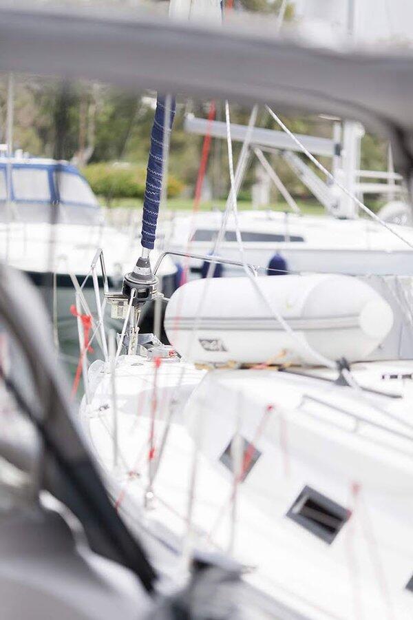 Sailing yacht 