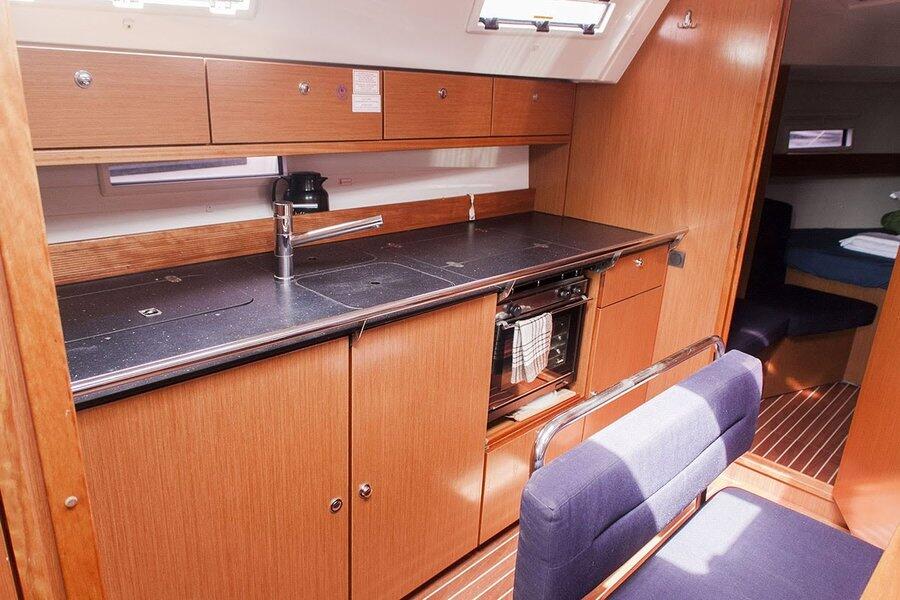 Sailing yacht 