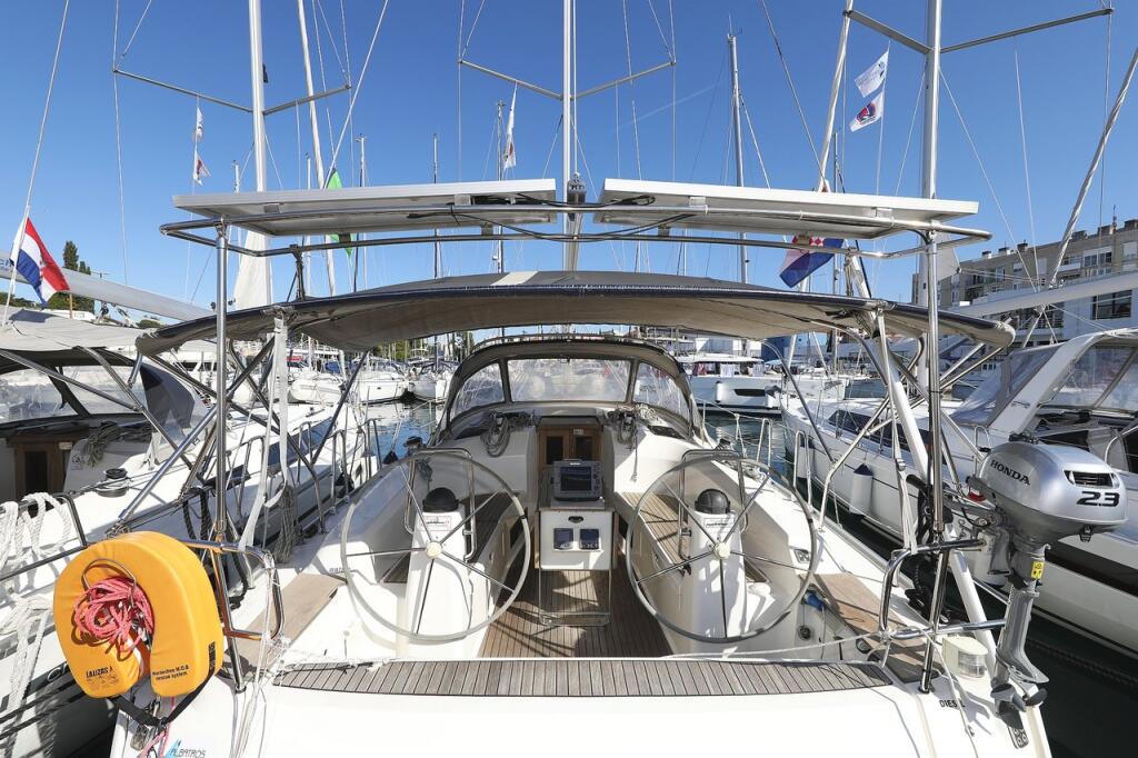 Sailing yacht 