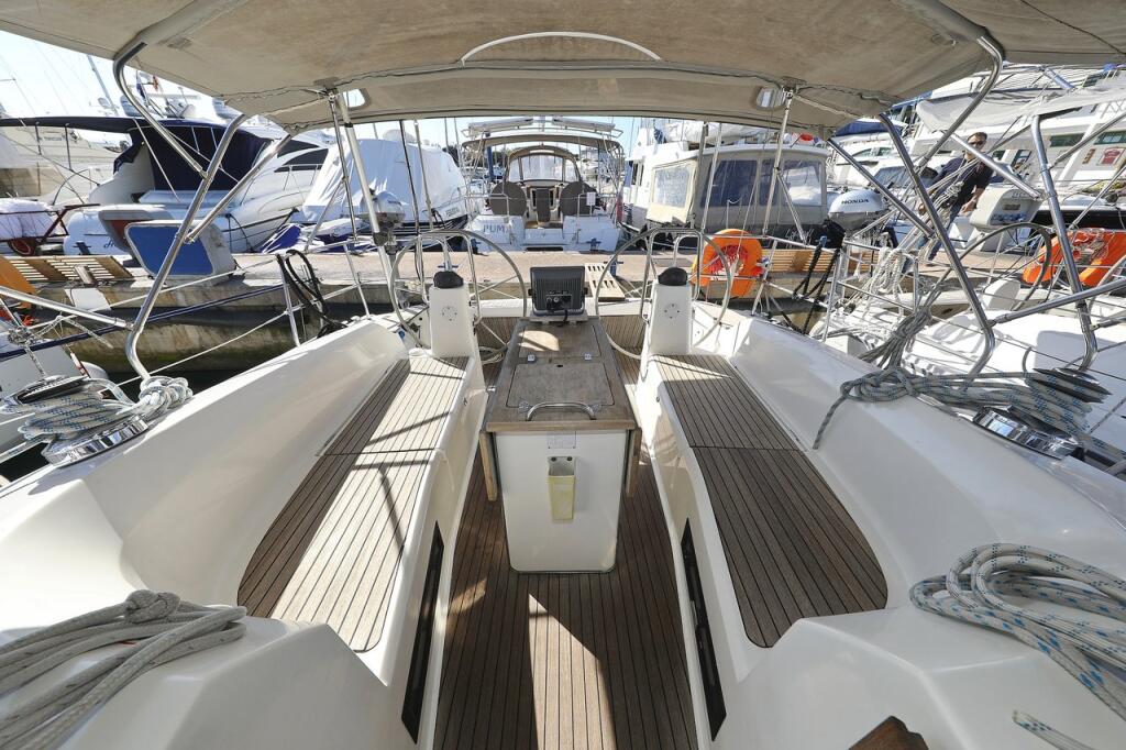 Sailing yacht 