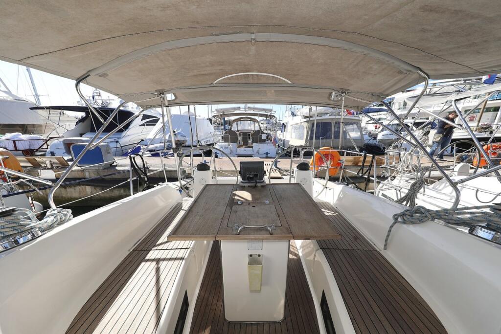 Sailing yacht 