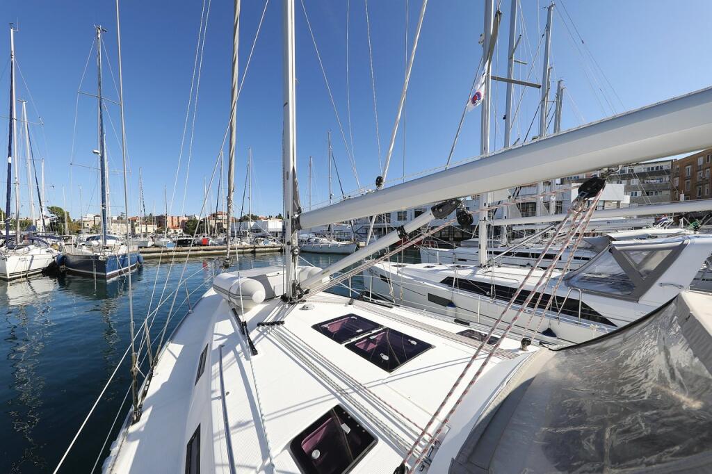 Sailing yacht 