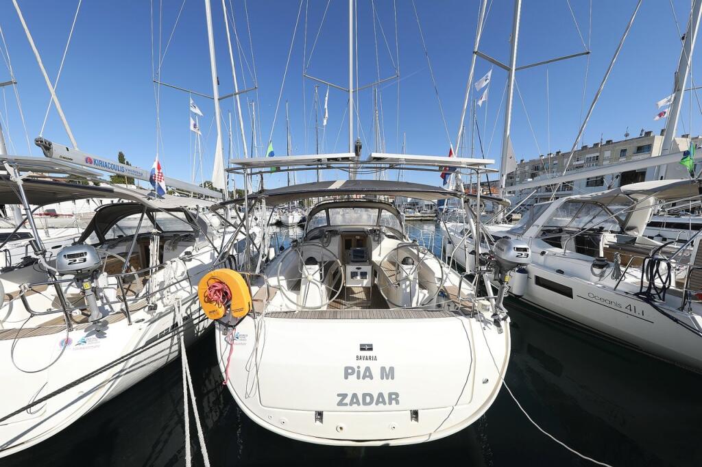 Sailing yacht 