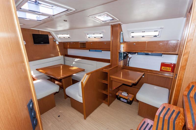 Sailing yacht 