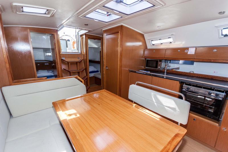 Sailing yacht 