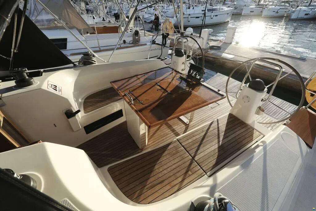 Sailing yacht 