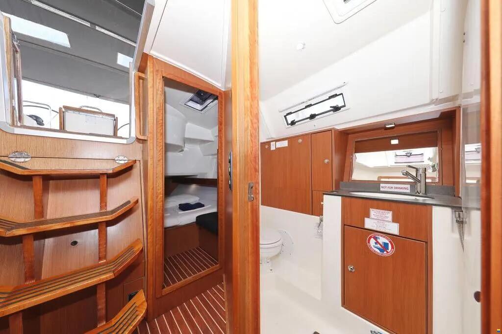 Sailing yacht 