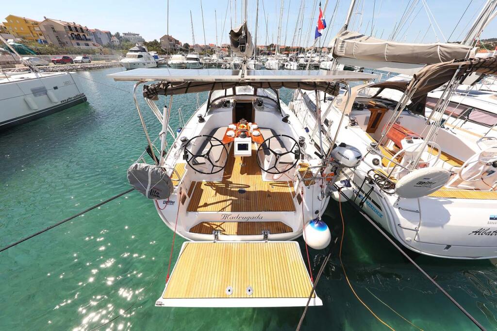Sailing yacht 