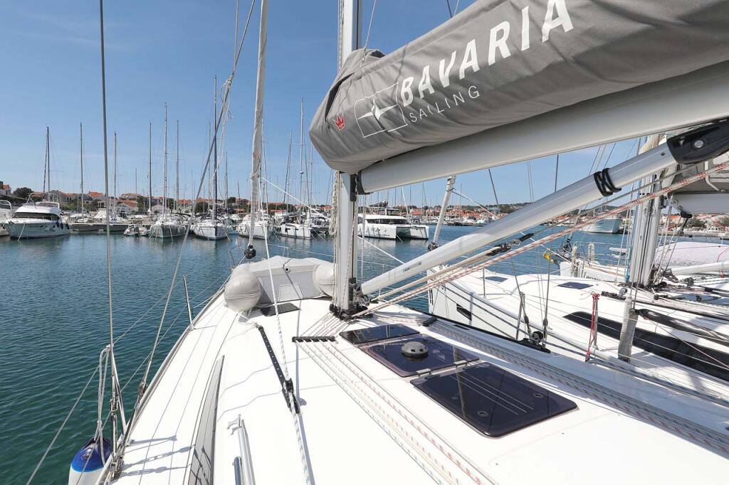 Sailing yacht 