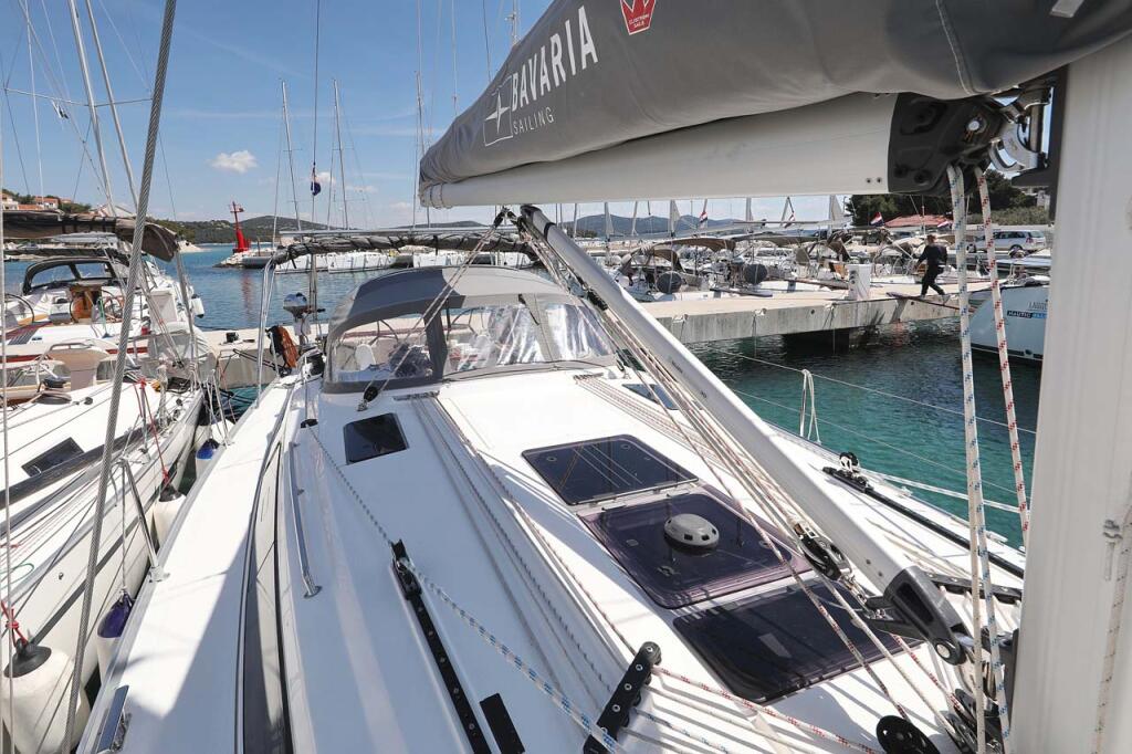 Sailing yacht 