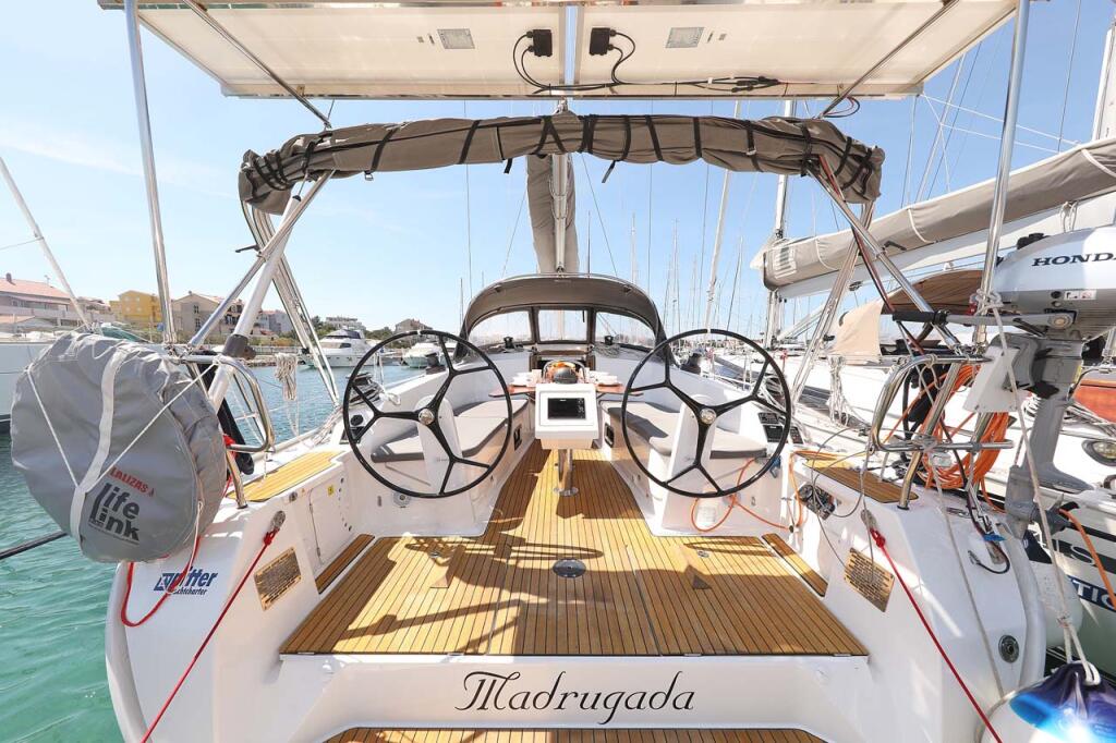 Sailing yacht 