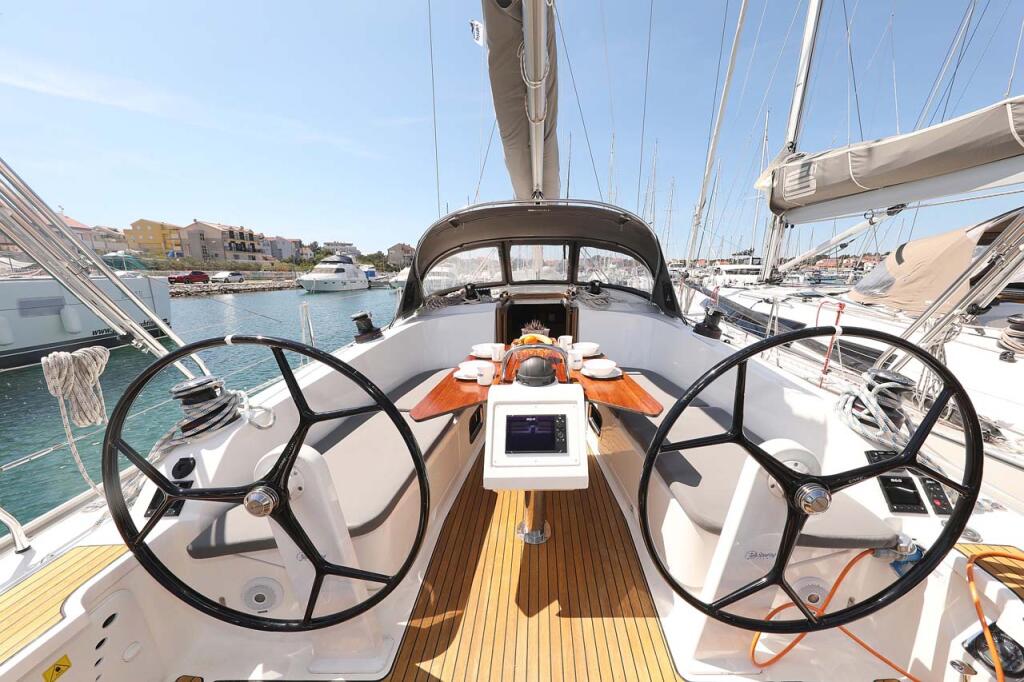 Sailing yacht 