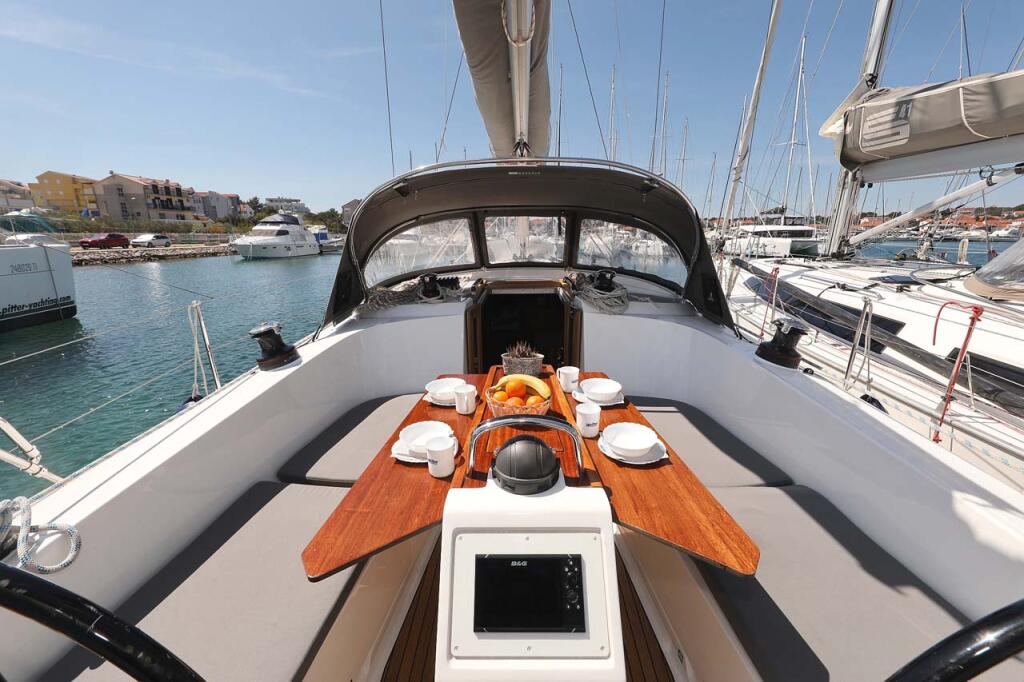 Sailing yacht 