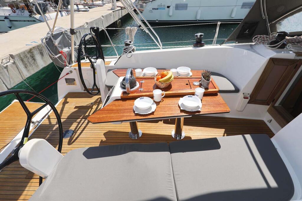 Sailing yacht 