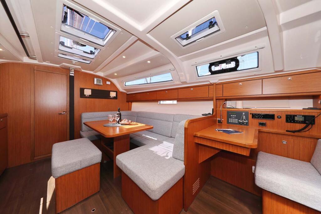 Sailing yacht 