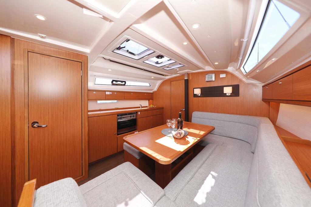 Sailing yacht 