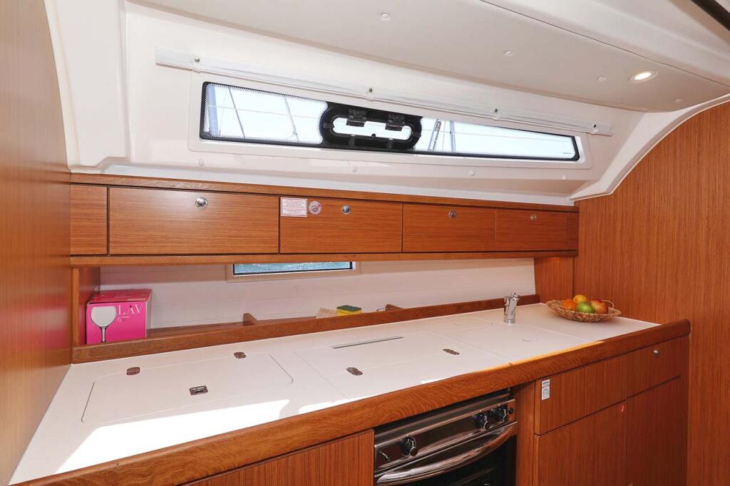 Sailing yacht 