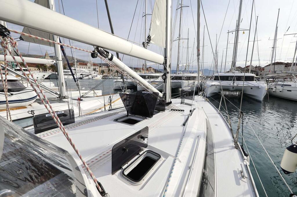 Sailing yacht 