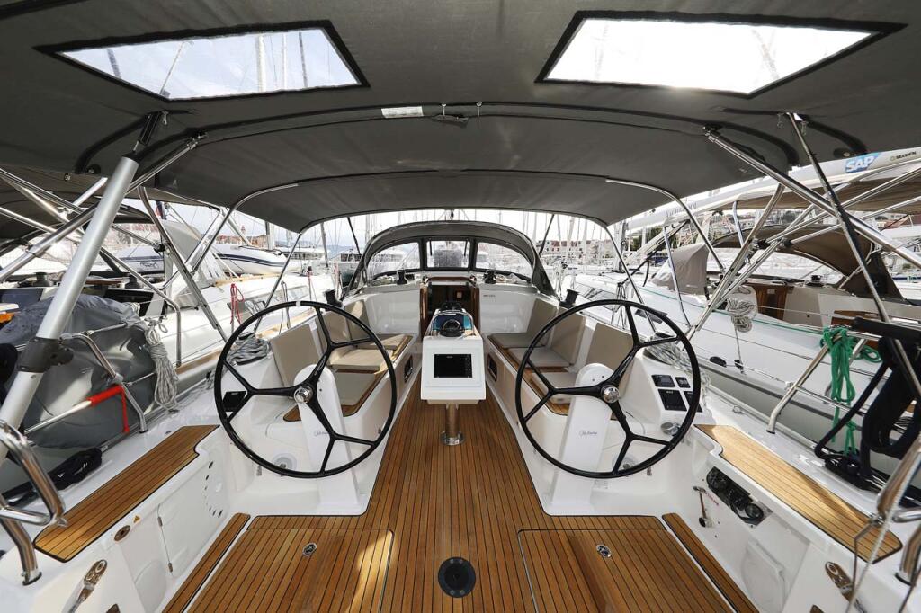 Sailing yacht 