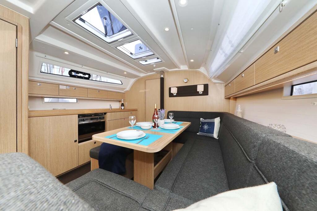 Sailing yacht 