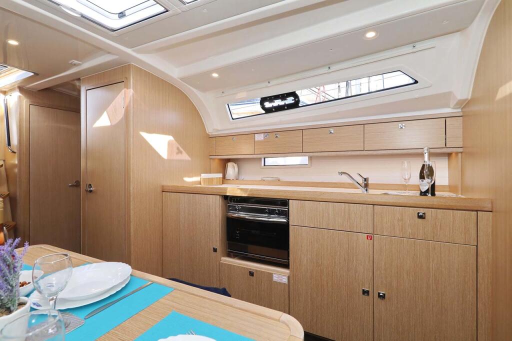 Sailing yacht 