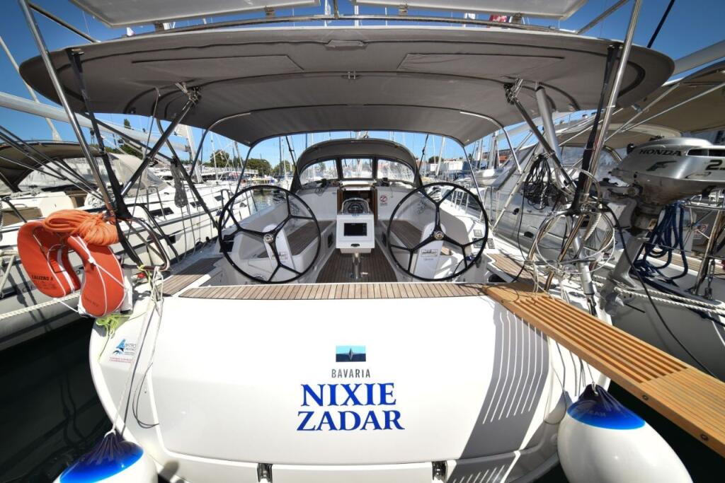 Sailing yacht 