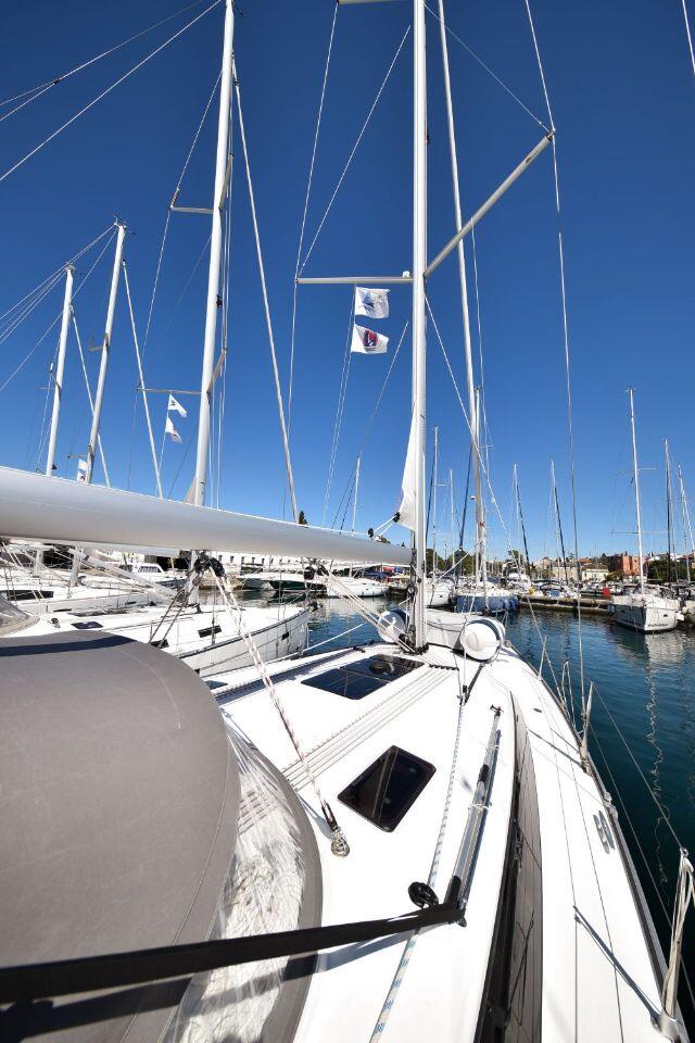 Sailing yacht 