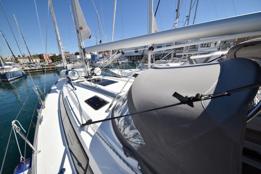 Sailing yacht 