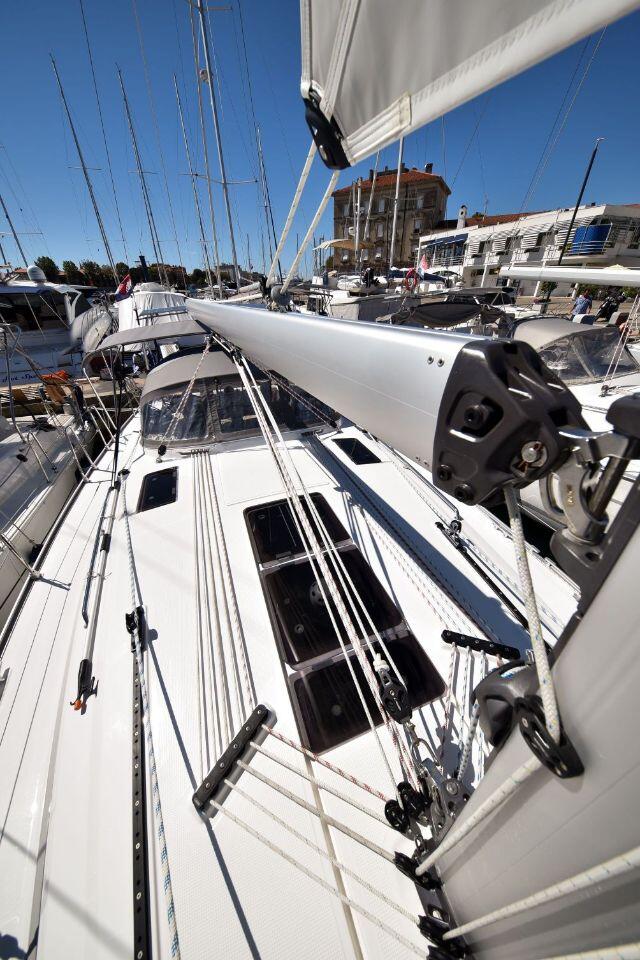 Sailing yacht 